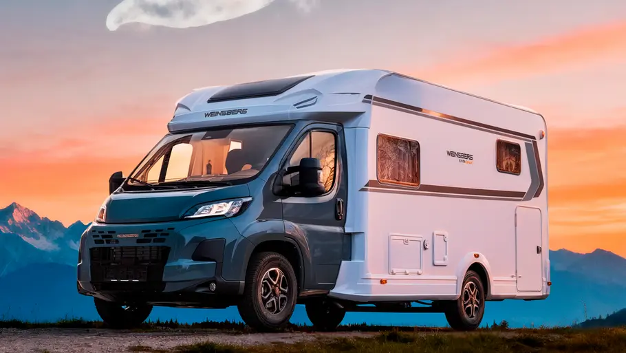 Weinsberg CaraSuite 650 MEG Spicy (2026) Die Außenaufnhame zeigt den Weinsberg CaraSuite 650 MEG Sondermodell Spicy (2026) stehend von schräg vorne.