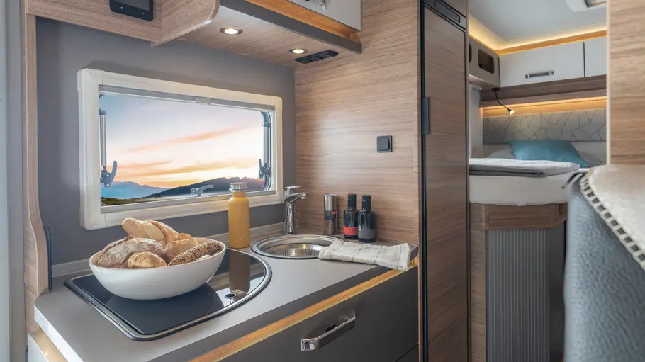 Weinsberg CaraSuite 650 MEG Spicy (2026) Die Innenaufnahme zeigt Küche im Weinsberg CaraSuite 650 MEG Spicy (2026).