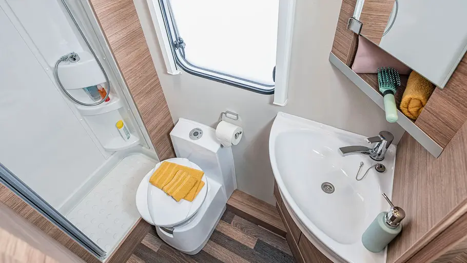 Weinsberg CaraSuite 650 MEG Spicy (2026) Die Innenaufnahme zeigtd das Bad im Weinsberg CaraSuite 650 MEG Spicy (2026).
