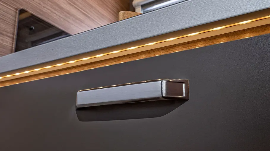 Weinsberg CaraSuite 650 MEG Spicy (2026) Das Deteilfoto zeigt eine Lichtleiste an einem Stauschrank des Weinsberg CaraSuite 650 MEG Spicy (2026).