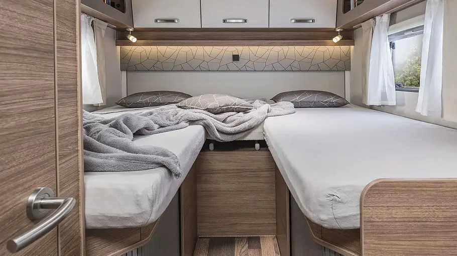 Weinsberg CaraSuite 650 MEG Spicy (2026) Die Innenaufnahme zeigt das Schlafzimmer des Weinsberg CaraSuite 650 MEG Spicy (2026).