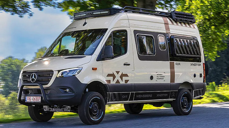 Der Weinsberg X-Pedition fahrend von schräg vorne links.
