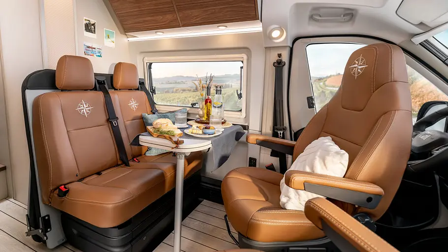 Westfalia Columbus Liner Die Sitzgruppe des Westfalia Columbus Liner mit Blick von schräg vorne.