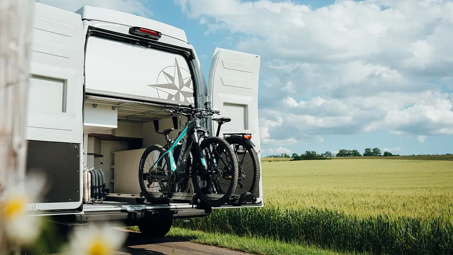 Westfalia Columbus Liner Der herausziehbare Fahrradträger in der Heckgarage des Westfalia Columbus Liner.