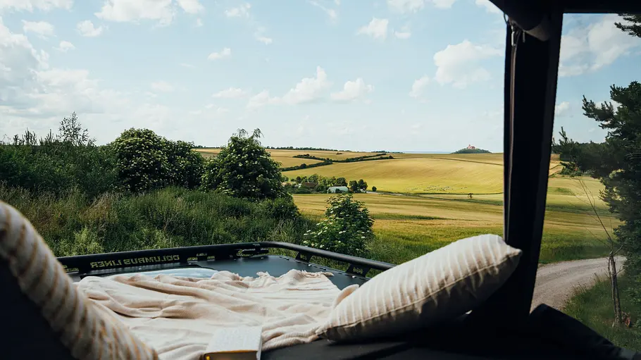 Westfalia Columbus Liner Die Aussicht aus dem Aufstelldach über die Dachterrasse des Westfalia Columbus Liner.
