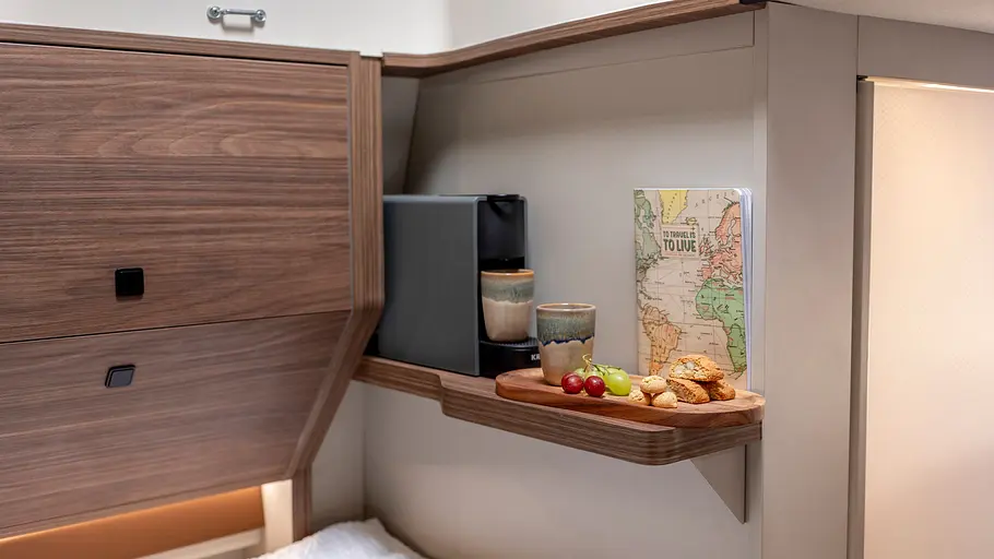 Westfalia Columbus Liner Die optionale SkyBar-Espressomaschine am Aufstieg zum Dachbereich im Westfalia Columbus Liner.