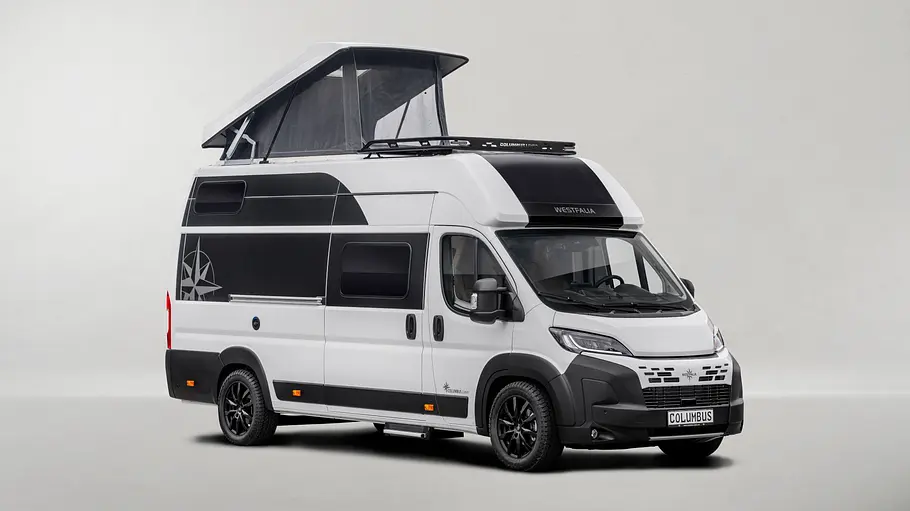 Westfalia Columbus Liner Der Westfalia Columbus Liner mit geöffnetem Aufstelldach von schräg vorne rechts vor weißem Hintergrund.