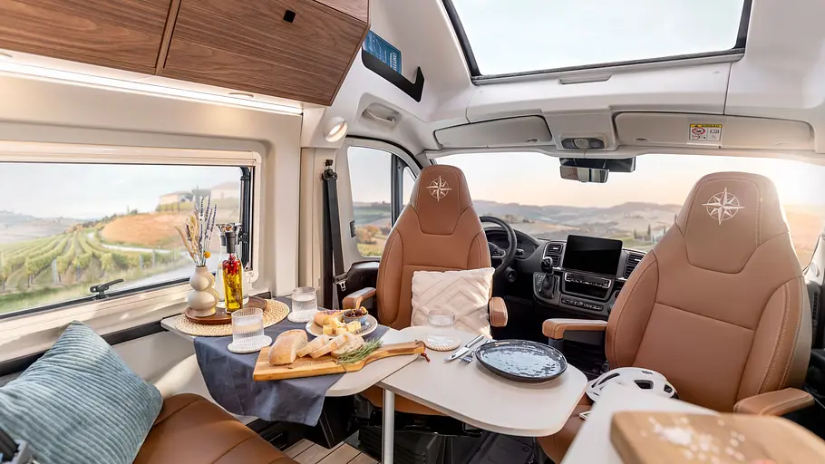 Westfalia Columbus Liner Die Sitzgruppe des Westfalia Columbus Liner mit Blick von schräg hinten.