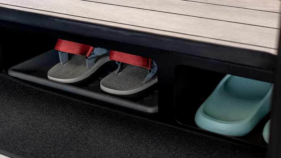 Westfalia Columbus Liner Blick in ein Staufach für Schuhe im Doppelboden des Westfalia Columbus Liner im Schiebetürbereich.
