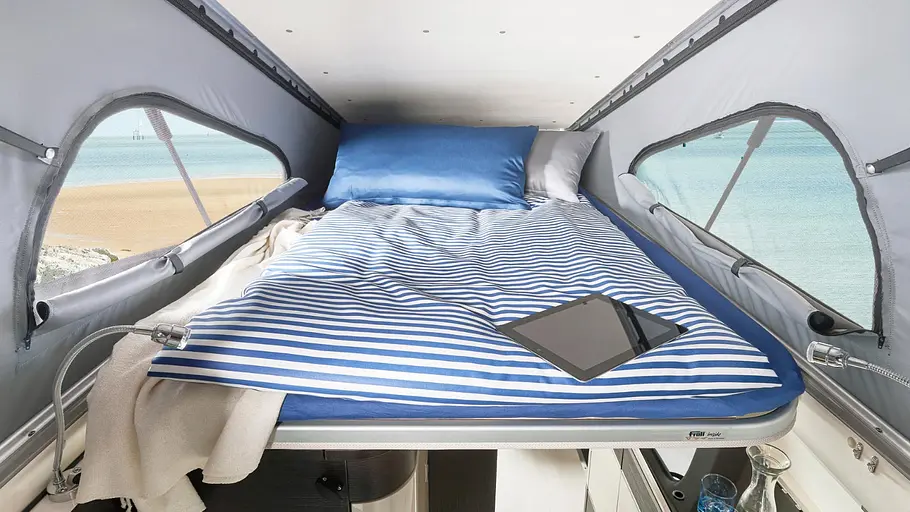 Westfalia Jules Verne Die Innenaufnahme zeigt das Aufstelldach des Westfalia Jules Verne