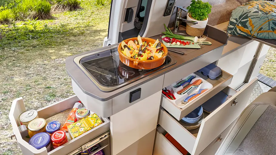 Westfalia Kipling Die Innenaufnahme zeigt die Küchenzeile des Westfalia Kipling.