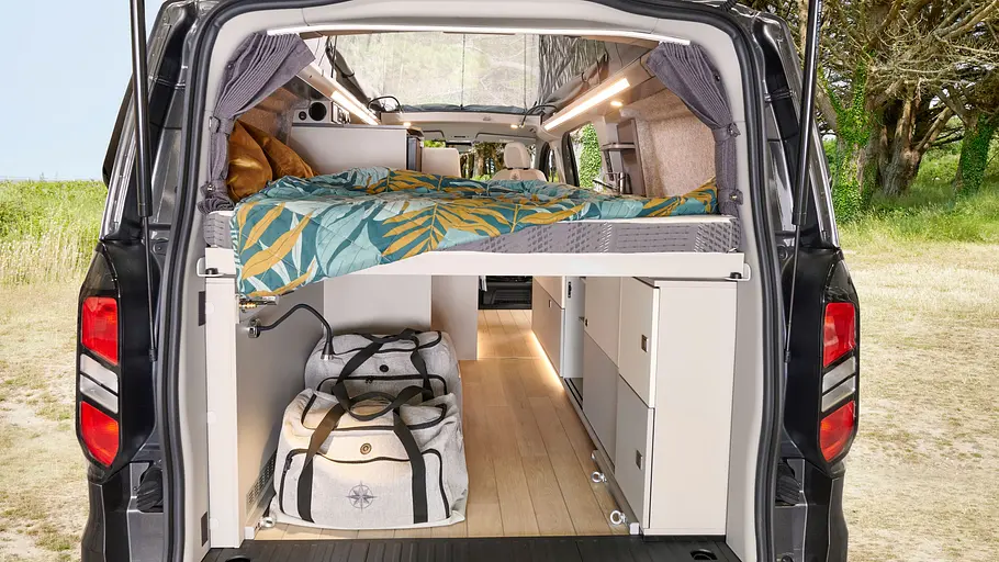 Westfalia Kipling Die Außenaufnahme zeigt den Westfalia Kipling von hinten bei geöffneter Heckklappe.