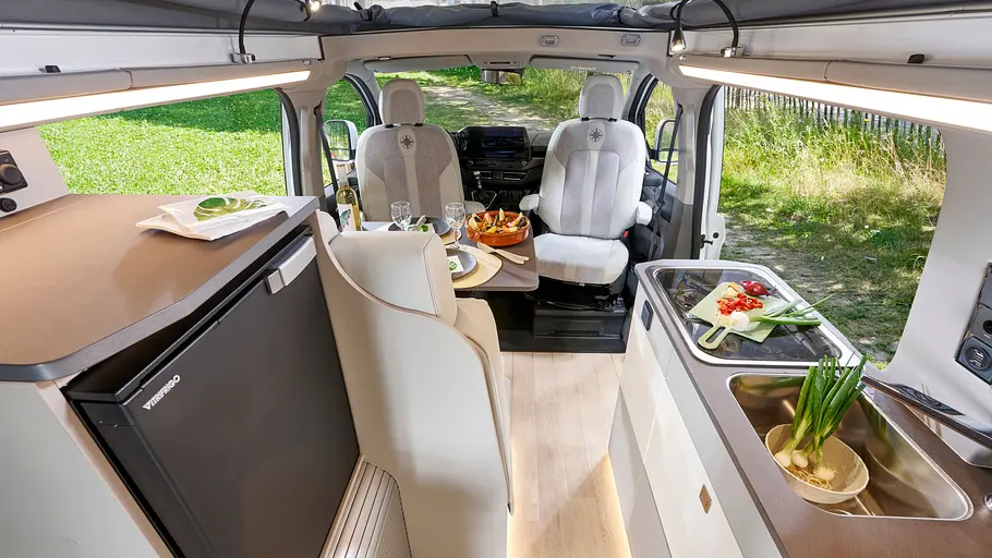 Westfalia Kipling Die Innenaufnahme zeigt den Wohnraum des Westfalia Kipling von schräg oben.