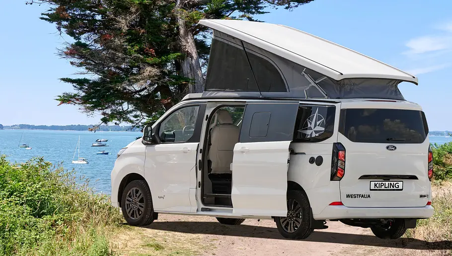 Westfalia Kipling Die Außenaufnahme zeigt den Westfalia Kipling von schräg hinten bei geöffnetem Aufstelldach.