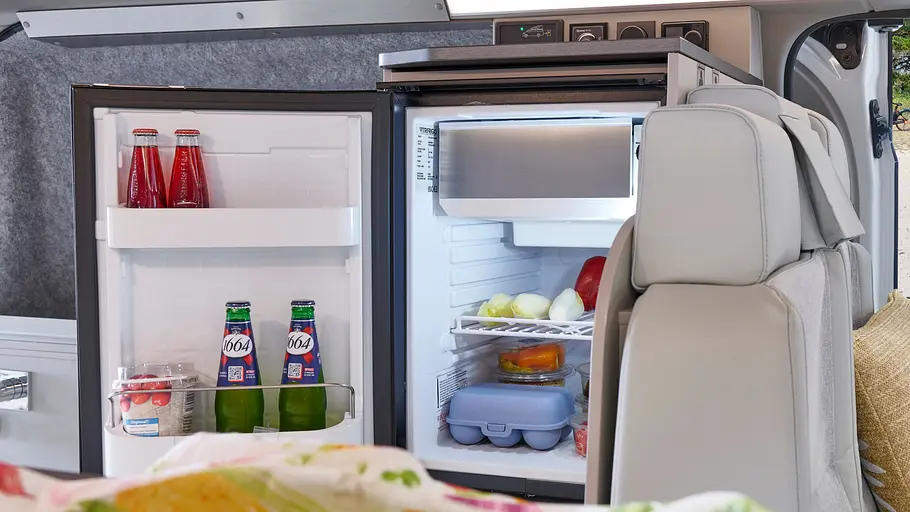 Westfalia Kipling Die Innenaufnahme zeigt den geöffneten Kühlschrank im Westfalia Kipling.