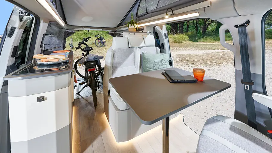 Westfalia Kipling Die Innenaufnahme zeigt den Wohnraum des Westfalia Kipling in der Übersicht.