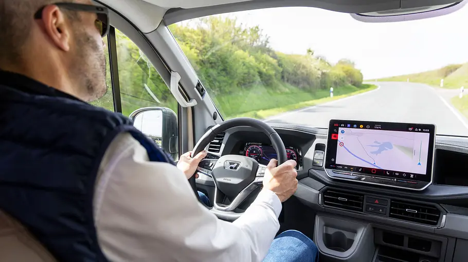 Westfalia Sven Hedin 50 Jahre Edition Ein Mann sitzt am Steuer der Westfalia Sven Hedin 50 Jahre Edition.