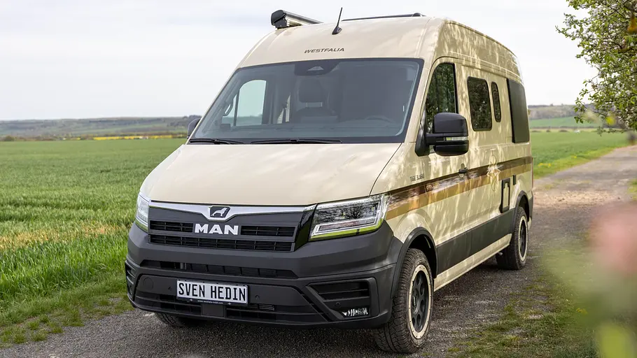 Westfalia Sven Hedin 50 Jahre Edition Die Außenaufnahme zeigt Westfalia Sven Hedin 50 Jahre Edition von schräg vorne auf einem Feldweg.