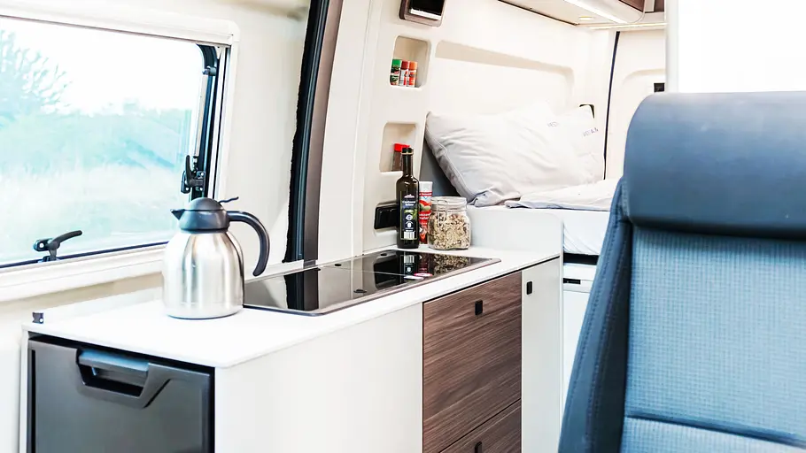 Westfalia Sven Hedin 50 Jahre Edition Die Küchenzeile im Innenraum der Westfalia Sven Hedin 50 Jahre Edition.