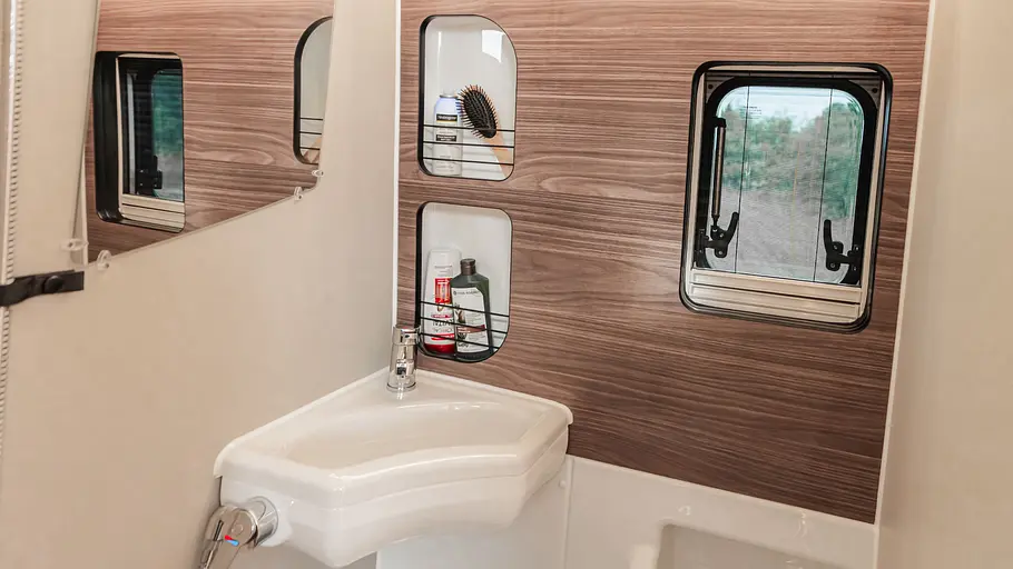 Westfalia Sven Hedin 50 Jahre Edition Die Küchenzeile im Innenraum der Westfalia Sven Hedin 50 Jahre Edition.