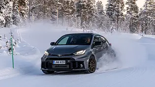 Ein Toyota GR Yaris driftet auf Schnee durch eine verschneite Waldlandschaft. - Foto: Daniela Loof
