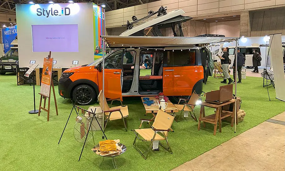 Das Bild zeigt den White House Style_iD (2025) auf Honda Freed stehend von links auf der Japan Camper Show 2025 stehend.
