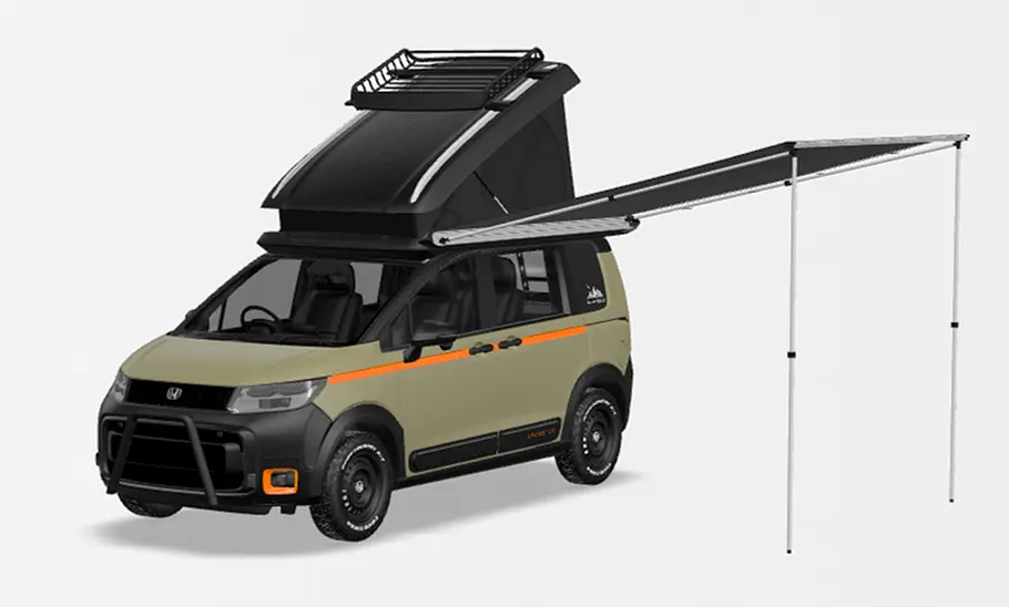 Das Bild zeigt den White House Style_iD (2025) auf Honda Freed stehend von schräg vorne links mit geöffnetem Aufstelldach und ausgefahrener Markise.