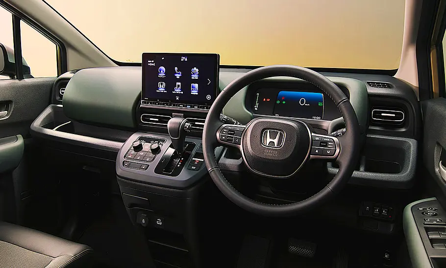 Das Bild zeigt das Cockpit des Honda Freed Crosstar (2024).