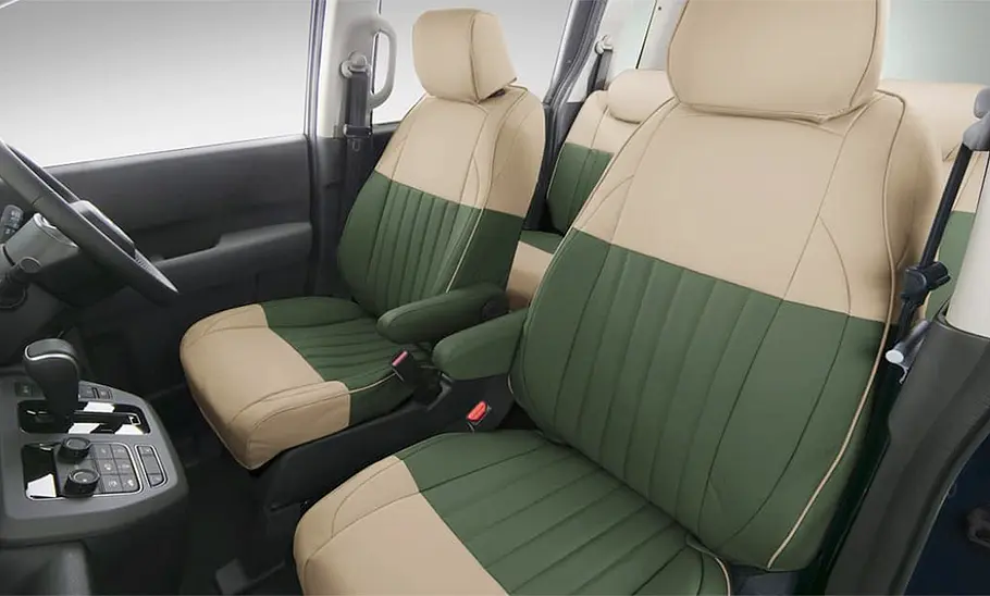 Das Bild zeigt die volle Bestuhlung des White House Style_iD (2025) auf Honda Freed Basis.