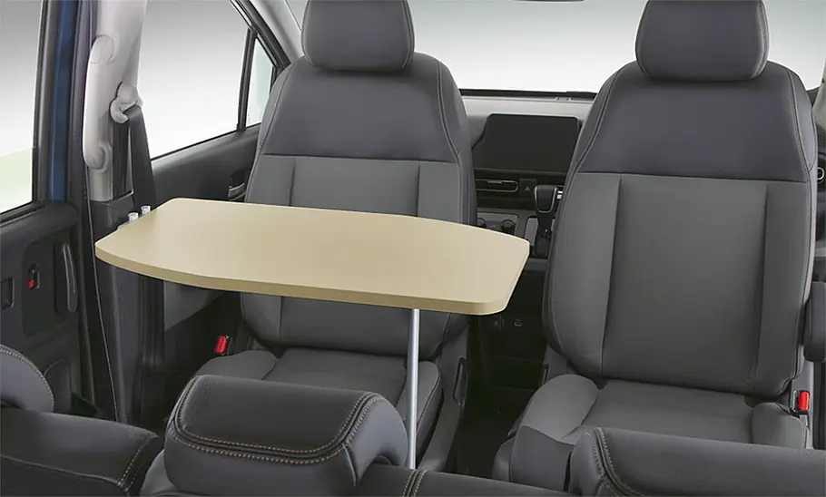 Das Bild zeigt den Einhängetisch zwischen Rückbank und Drehfrontsitzen des White House Style_iD (2025) auf Honda Freed Basis.
