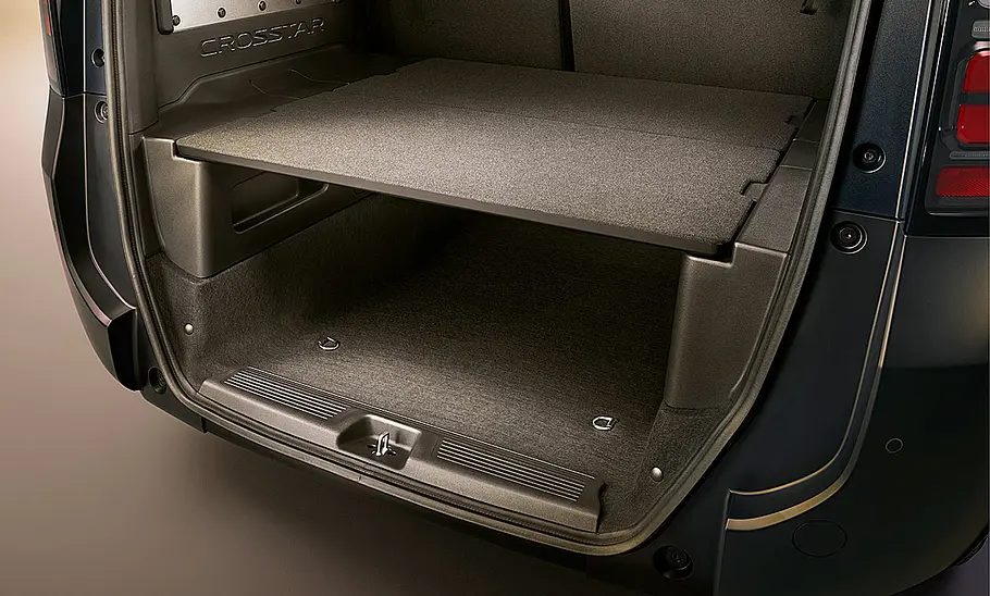 Das Bild zeigt den Kofferraum des Honda Freed Crosstar (2024) mit doppeltem Ladeboden.