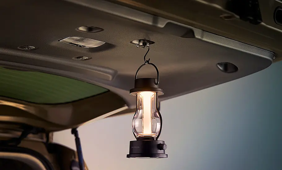 Das Bild zeigt die offene Kofferraumklappe des Honda Freed Crosstar (2024) mit einem Haken, an dem eine Campinglampe hängt.