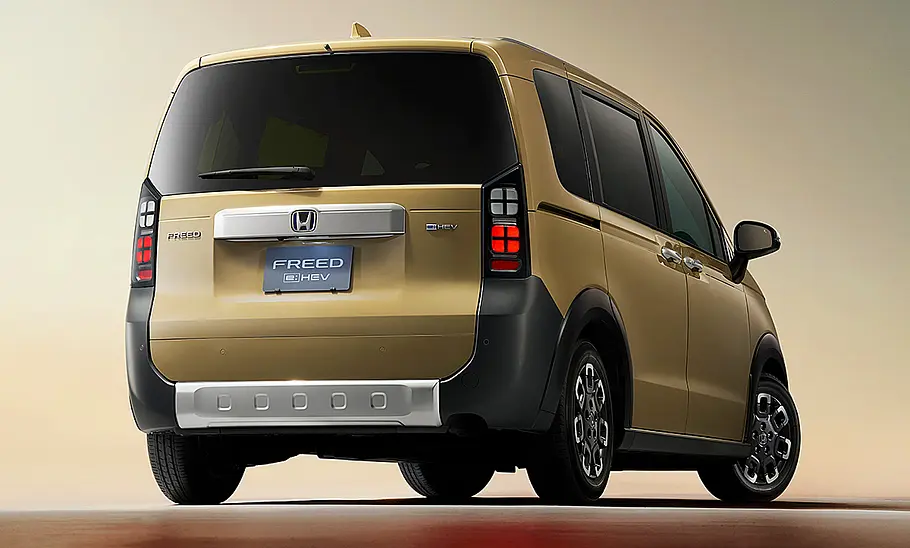 Das Bild zeigt den Honda Freed Crosstar (2024) stehend von schräg hinten rechts fotografiert.