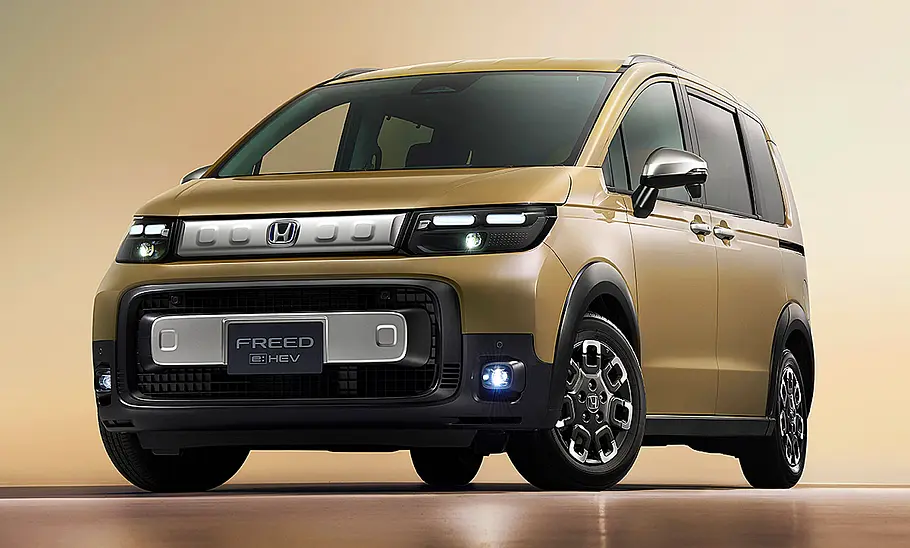 Das Bild zeigt den Honda Freed Crosstar (2024) stehend von schräg vorne links fotografiert.