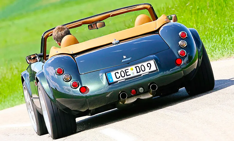 Der Wiesmann Roadster MF3 fahrend von schräg hinten fotografiert.