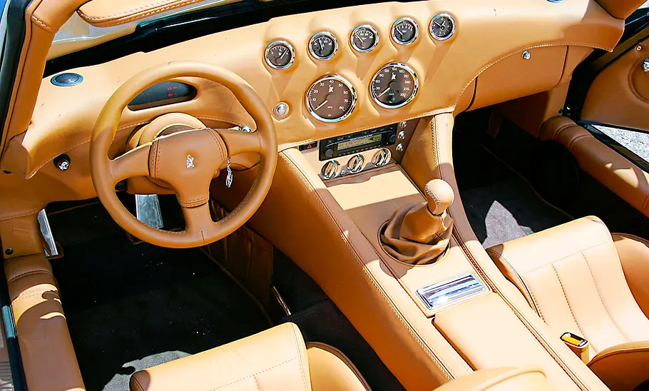 Das Cockpit des Wiesmann Roadster MF3.