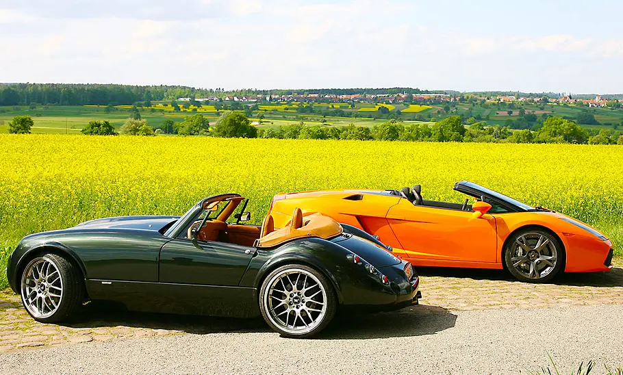 Der Wiesmann Roadster MF3 und der Lamborghini Gallardo Spyder statisch von der Seite fotografiert.