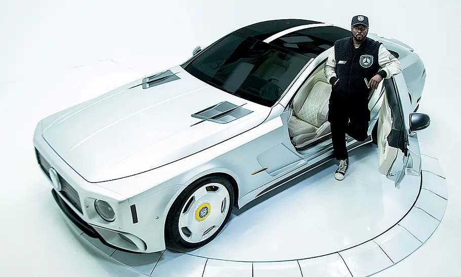 WILL.I.AMG The Flip im Studio, Ansicht von der linken Seite. Will.I.Am posed an der geöffneten Tür.