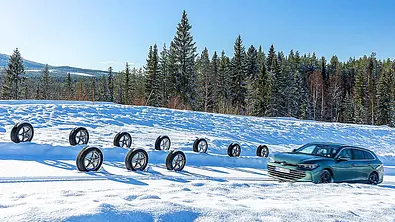Winterreifen-Test 2024; Alle Testreifen im Schnee, das Testauto VW Passat Variant fährt vorbei - Foto: Frank Ratering