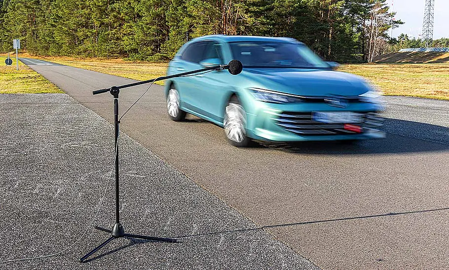 Winterreifen-Test 2024; Fahrgeräusche werden mit Mikrofon getestet