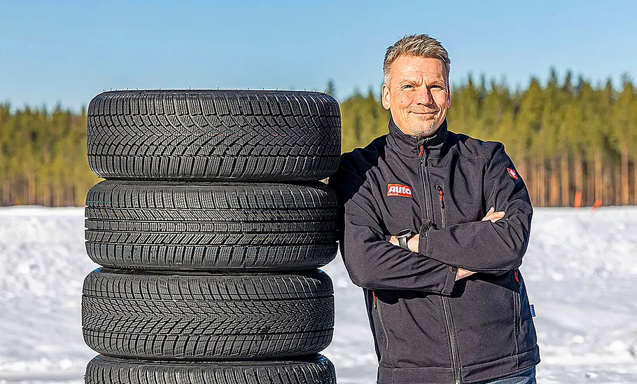 Winterreifen-Test 2024; Redakteur lehnt sich an Reifenstapel