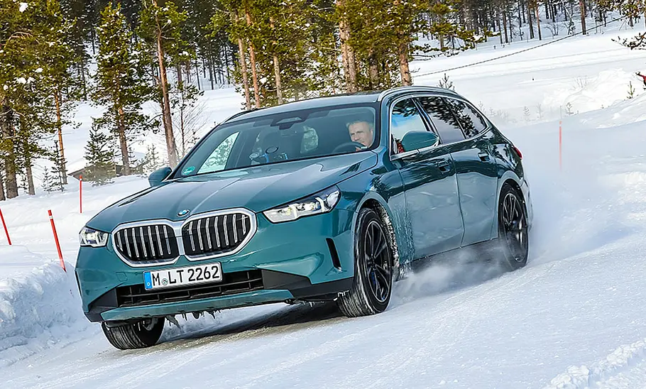 Der BMW 520d fahrend von schräg vorne fotografiert.
