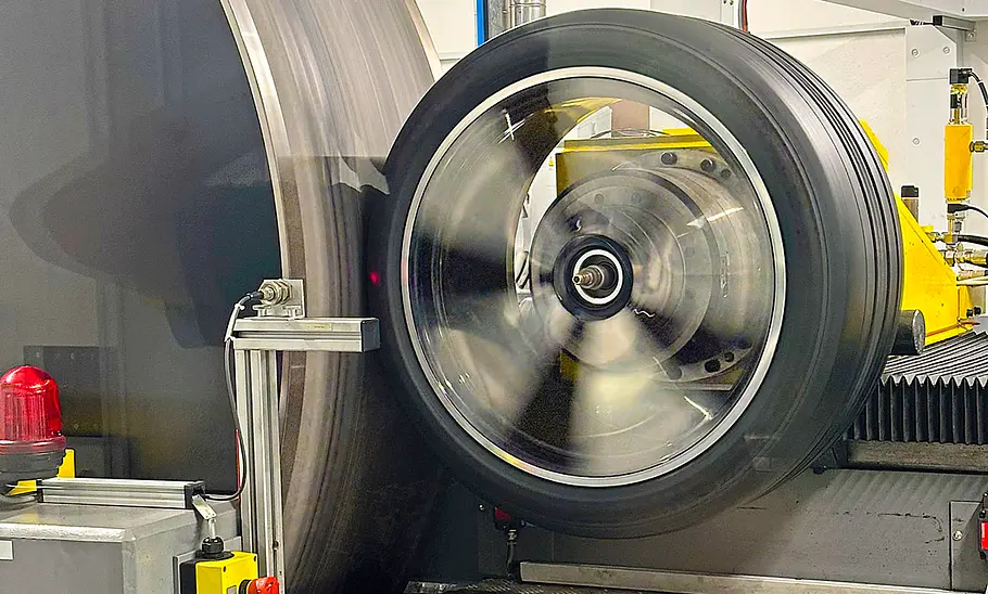 Ein Rad auf einer Prüfmaschine.