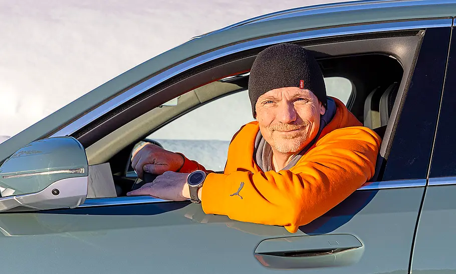 Der Autor Martin Urbanke im Auto sitzend fotografiert.
