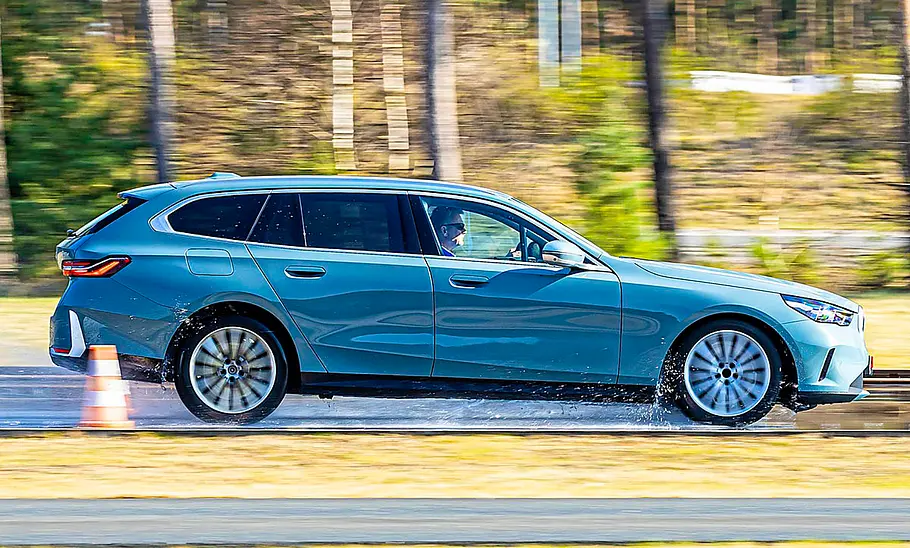 Der BMW 520d fahrend von der Seite fotografiert.