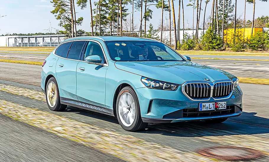 Der BMW 520d fahrend von schräg vorne fotografiert.
