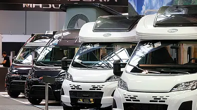 Das Bild zeigt eine Reihe von Wohnmobilen, die auf dem Caravan Salon 2025 ausgestellt sind. - Foto: Messe Düsseldorf