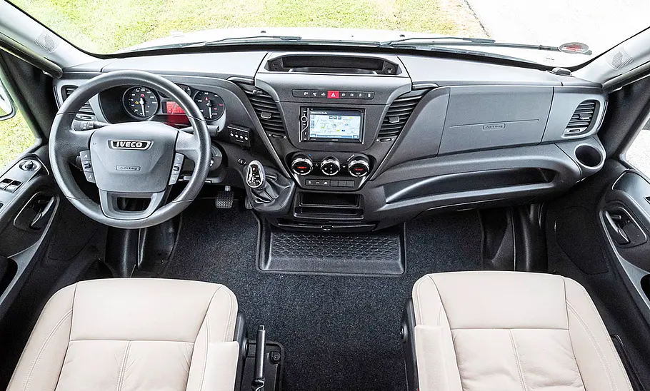 Das Bild zeigt das Cockpit des Dethleffs Globetrotter XXL A.