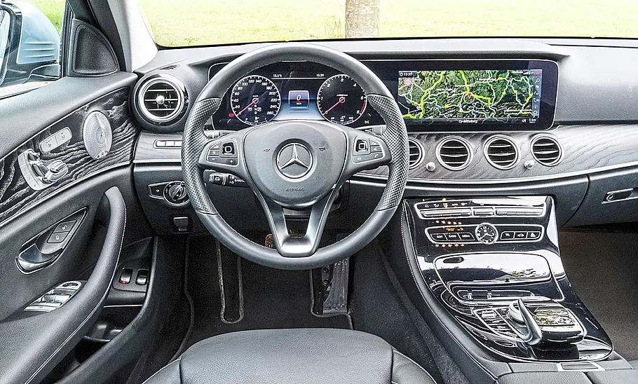 Das Bild zeigt das Cockpit des Mercedes E 220 d T-Modell.
