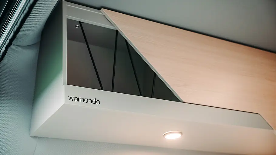 Das Detailfoto zeigt einen Oberschrank im Womondo Siren (2025).